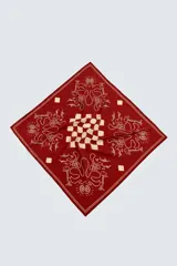 Bandana cuadrada confeccionada en tejido fluido de lyocell, color bordó con estampado en contraste beige. Presenta un diseño central de cuadros rodeado de motivos abstractos y caligrafía.