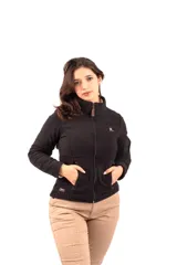 Campera azul marino de micropolar con cierre frontal y bolsillos laterales con cierre.