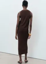 Falda midi de tejido de punto fino, con diseño recto y tiro medio.