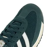 Championes adidas SL 72 RS de color verde oscuro, con diseño retro inspirado en las icónicas SL 72 de 1972. Presentan una capellada textil con superposiciones de gamuza, las clásicas tres tiras laterales en blanco, detalles en el talón del mismo color y una suela de caucho con mediasuela de EVA de amortiguación ligera.
