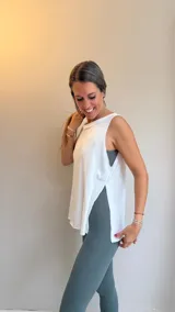 Musculosa deportiva negra de corte holgado, con cuello redondo y aberturas laterales que brindan mayor libertad de movimiento.