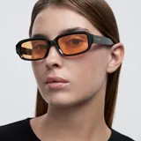 Gafas de sol rectangulares unisex, con montura negra y lentes naranjas polarizadas.