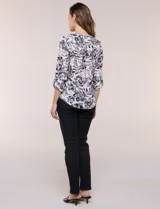 Blusa de gasa estampada de la marca Zac & Rachel, con diseño floral en tonos azul, celeste y verde sobre base blanca. Presenta escote en V con abertura y botones frontales, y mangas largas de largo regulable con presilla.