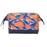 Neceser de poliéster reciclado con estampado de flores naranjas y hojas azules sobre fondo rosa. Base de cuero sintético azul marino. Cierre superior con cremallera YKK y logo de la marca en etiqueta circular cosida en el frente. Interior impermeable con separadores removibles.