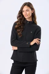 Campera de polar azul marino con cierre frontal completo, cuello alto y bolsillos laterales con cierre. Presenta detalles en cuero en los tiradores de los cierres.