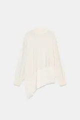 Jersey de punto color crudo, con cuello subido, manga larga y bajo asimétrico con tejido combinado.