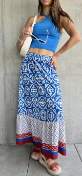 Falda larga de corte recto, con cintura elastizada y estampado de guardas geométricas en azul y blanco.