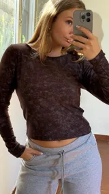 Remera de manga larga con cuello bote, confeccionada en jersey térmico con efecto lavado.