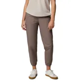 Pantalón tipo jogger de corte cónico, con cintura elástica ajustable, bolsillos laterales y puños elásticos en los tobillos.