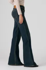 Jeans de denim azul oscuro con lavado vintage, tiro alto y corte acampanado.