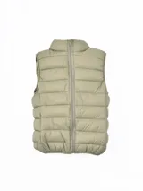 Chaleco acolchado color verde militar, con diseño puffer, cuello alto y cierre frontal de cremallera.
