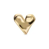 Anillo de aleación de metales con baño de oro 18k, presenta un diseño de corazón voluminoso con acabado pulido.