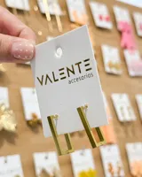 Aros tipo argolla con diseño rectangular de líneas rectas y acabado mate, fabricados en acero.