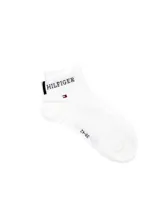 Medias tobilleras blancas Tommy Hilfiger con la palabra "Hilfiger" y el logo de la marca bordados en negro.