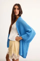 Saco tejido de punto con silueta oversize, color salmón, de manga caída y largo por debajo de la cadera.