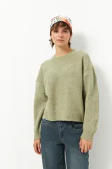 Sweater celeste tramado de manga larga y cuello redondo.