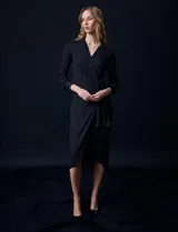 Vestido midi azul marino de lycra con cuello con solapa, escote en V cruzado y lazo de ajuste en la cintura.