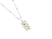 Collar de acero plateado con dije rectangular con circonias multicolor.