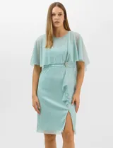 Vestido midi de tejido metalizado color turquesa, con sobrecapa de tul liviano sobre los hombros, detalle de pedrería en la cintura, volado lateral y tajo frontal.