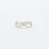 Anillo de plata 925 con diseño de líneas cruzadas que forman un patrón entrelazado.