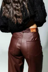 Pantalón de cuero color chocolate, de tiro medio-alto y corte recto.