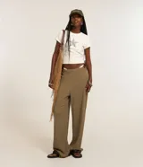 Pantalón wide leg de tiro medio y corte recto amplio, color verde militar, confeccionado en tejido texturizado con cintura elástica.