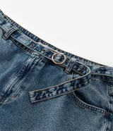 Pantalón de jean azul de tiro alto, corte recto y holgado, con cinturón a juego.