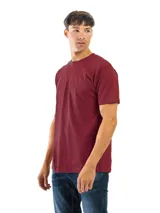 Remera lisa color bordó, de corte clásico y manga corta, con cuello redondo.
