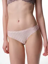 Bombacha tipo colaless de microfibra color beige con diseño en jacquard. Presenta corte láser para un calce sin marcas y fundillo de algodón.