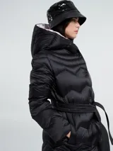 Campera capitoneada color dorado con cuello grande y cinturón desmontable. Cierra con botones delanteros y tiene bolsillos laterales.