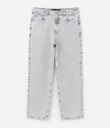 Pantalon de jean gris con lavado deslavado, de corte baggy y silueta holgada. Cuenta con bolsillos al frente y atras, y cierre de boton y cremallera.