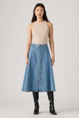 Falda midi de denim en tono azul clásico, con corte evasé, tiro medio, costuras yugulares destacadas y cierre frontal con botones metálicos.