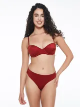 Conjunto de lencería compuesto por un corpiño con aro y una bombacha tipo vedetina, confeccionado en tela satinada de color rojo.