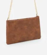 Cartera bandolera de diseño rectangular confeccionada en poliuretano con textura símil cuero en color marrón. Cuenta con cierre superior por cremallera y correa fina de cadena metálica dorada.