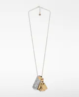 Collar largo con cadena metálica dorada y un dije geométrico asimétrico compuesto por piezas metálicas combinadas en tonos plateado y dorado con efecto de pliegues.