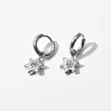 Aros plateados tipo argolla con dije colgante en forma de estrella con un strass en el centro.