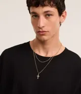 Collar doble dorado, con una cadena de eslabones y otra con dije de cruz.