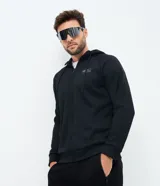 Campera negra de fleece con capucha, cierre frontal de cremallera, cordón ajustable y estampa pequeña en el pecho de la marca Get Over.