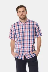 Camisa de hombre a cuadros en tonos azul, blanco y rosa, de manga corta y corte clásico. Confeccionada en algodón y con botones personalizados.