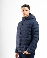 Campera acolchada tipo puffer color negro, con capucha integrada, cierre frontal completo y bolsillos laterales con cierre. Presenta puños y cintura con terminaciones elásticas para un mejor ajuste.