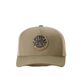 Gorro tipo trucker Rip Curl color verde militar, con panel frontal estructurado, visera curva y parte trasera de red beige. Cuenta con un parche circular bordado con el logo y letras de la marca en el centro.