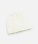 Gorro de lana color blanco con textura acanalada y apliques de perlas sintéticas.