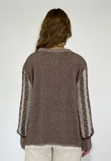 Sweater color crema con rayas verticales color mostaza con diseño de trenzas.