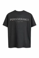 Remera de algodón con corte holgado y estampa frontal con la frase 'PERSEVERANCE No matter what.' en color gris.