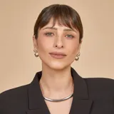 Gargantilla plateada de eslabones planos.