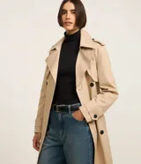Suéter de cuello alto y manga larga, confeccionado en algodón con elastano. Presenta un diseño básico y ajustado al cuerpo.