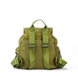 Mochila de nylon color rojo, con tapa frontal, broche metálico y cierre tipo marinero. Cuenta con bolsillo frontal con cierre metálico, bolsillos laterales, asas de mano y correas regulables para la espalda.