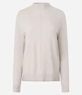 Suéter de punto bordó, con cuello alto, mangas largas y costuras verticales decorativas en el frente.