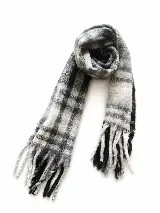 Bufanda de tejido suave con diseño a cuadros en tonos blanco, gris y negro, con flecos en los extremos.