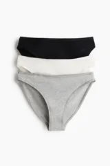 Pack de tres bombachas tipo vedetina de algodón, en colores negro, blanco y gris melange. Presentan cintura estándar y cobertura media.
